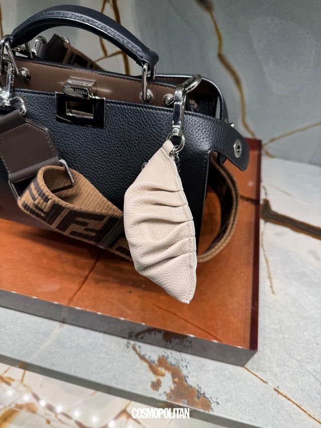 펜디 청담 플래그십 스토어에서 만나볼 수 있는 다양한 음식 모티브 키링들. 