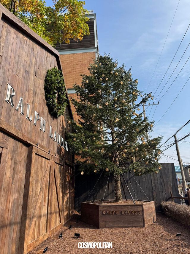 랄프 로렌 팝업 스토어를 빛낸 대형 트리. 