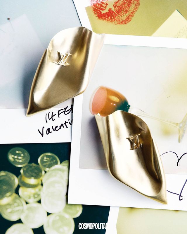 메탈 로고 이어링 가격미정 Louis Vuitton. 사진 속 글라스 가격미정 Hermès. 