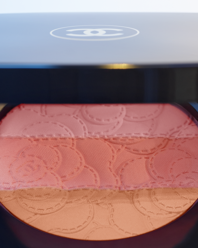 까멜리아 퓨투라 파우더 블러셔, 8만7천원, CHANEL.