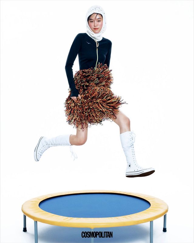 집업 톱 14만9천원 Hoka. 스커트 1천4백60만원대 Gabriela Hearst. 발라클라바 가격미정 Sea New York. 복서 슈즈 10만9천원 Converse.