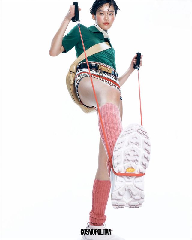 피케 셔츠 35만9천원 Lacoste. 쇼츠, 벨트 모두 가격미정 Prada. 스카프 25만원 Toteme. 크루아상 백 2백58만원 Lemaire. 레그 워머 4만8천원 Repetto. 패딩 슈즈 25만9천원 Hoka. 