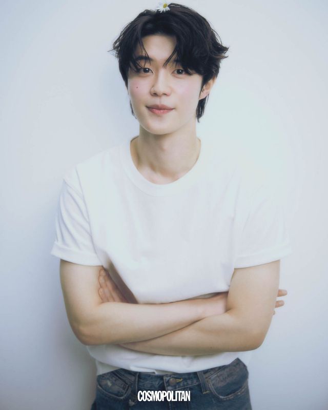 (왼쪽 위부터 곽민재, 정규민, 조휘현, 이관우, 김광태)티셔츠, 데님 팬츠, 벨트 스타일리스트 소장품. 팔찌, 시계 본인 소장품.