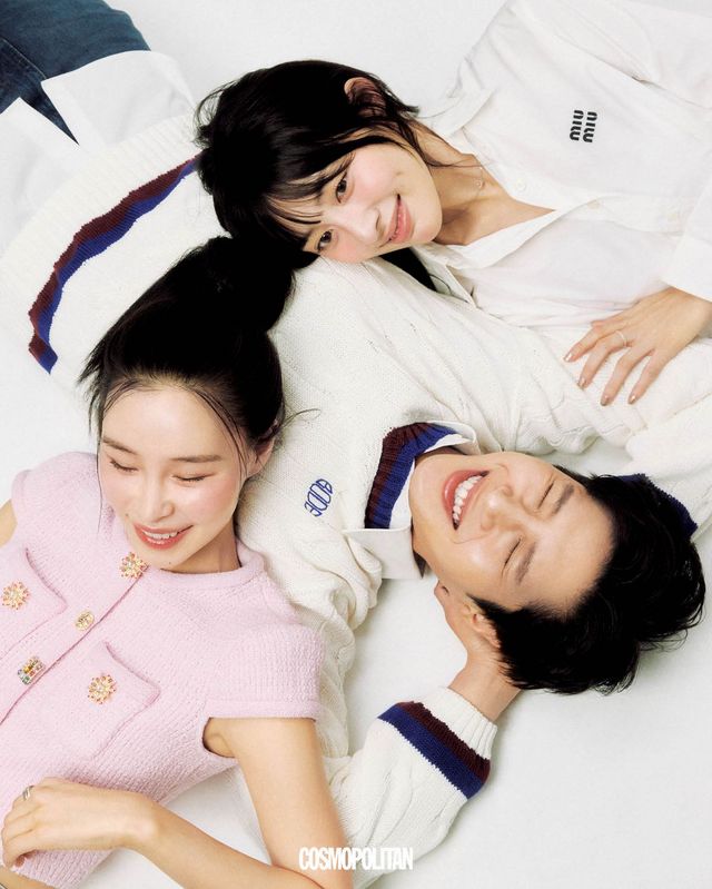 (정혜임)트위드 톱 Self-portrait. 데님 팬츠 스타일리스트 소장품. 반지 본인 소장품. (곽민재)스웨터 Bode by Mue. 셔츠, 데님 팬츠 스타일리스트 소장품. (이지연)셔츠 Miu Miu. 목걸이 , 반지 본인 소장품.