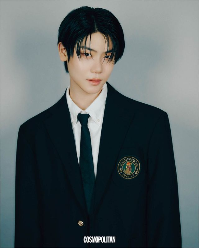 멤버 전원이 입은 재킷은 Beyond Closet. 셔츠, 타이, 팬츠 스타일리스트 소장품.