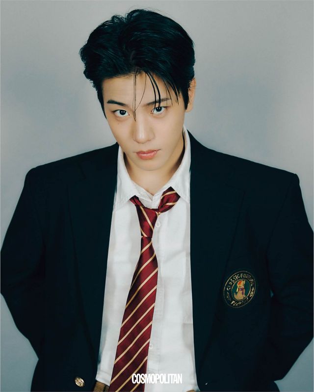 멤버 전원이 입은 재킷은 Beyond Closet. 셔츠, 타이, 팬츠 스타일리스트 소장품.