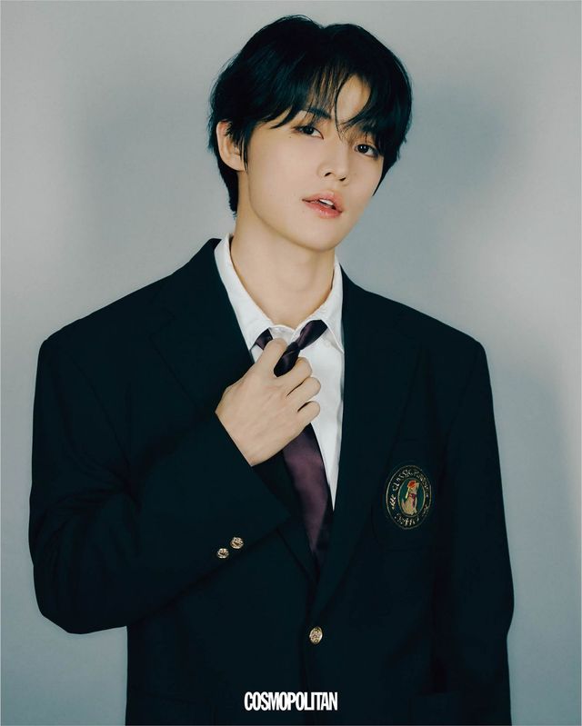 멤버 전원이 입은 재킷은 Beyond Closet. 셔츠, 타이, 팬츠 스타일리스트 소장품.