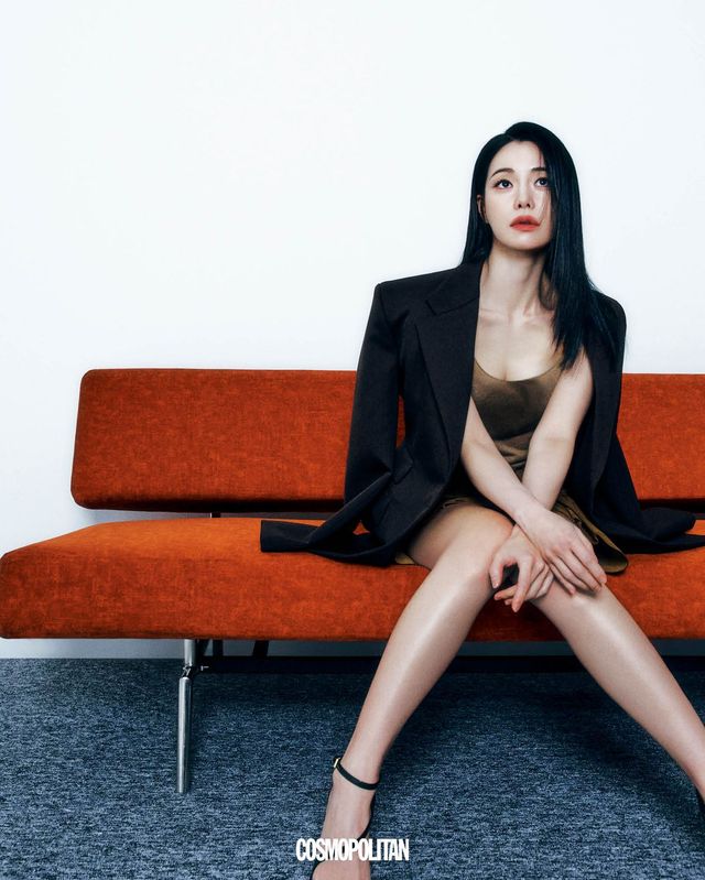 재킷 49만8천원 Recto. 슬리브리스 톱, 스커트, 스트랩 힐 모두 가격미정 Tom Ford. 