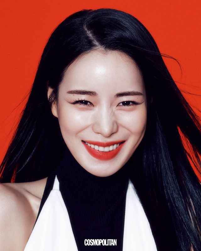 홀터넥 드레스 가격미정, 터틀넥 슬리브리스 보디슈트 1백38만원 모두 Max Mara. 