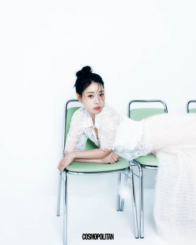 레이스 블라우스 1백98만원 Blumarine. 스커트 가격미정 Akris. 이너 톱 스타일리스트 소장품.