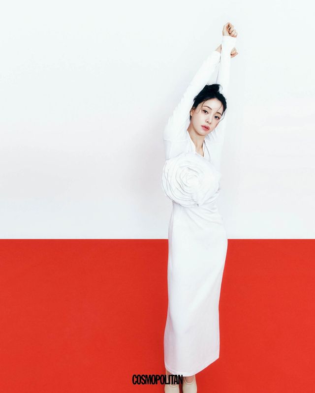 톱 가격미정 Ferragamo. 드레스 2백38만원 Blumarine. 펌프스 가격미정 Tod’s.