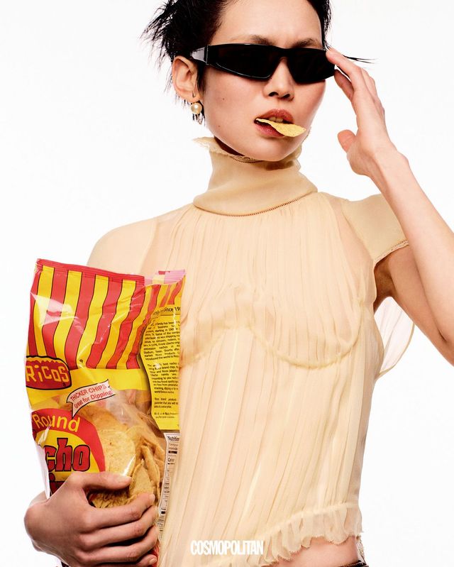 블라우스, 레더 스커트, 선글라스, 벨트 모두 가격미정 McQueen. 귀고리 가격미정 Dior.