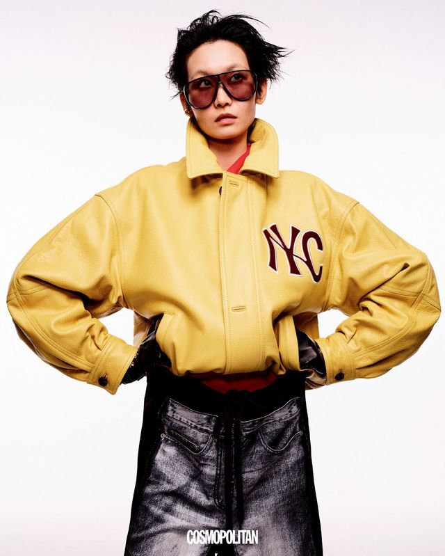 레더 블루종 87만8천원 Nohant. 스윔슈트 6만9천원대, 이어 커프 3만9천원대 모두 H&M. 데님 쇼츠 17만8천원 Open Yy. 선글라스 가격미정 Tom Ford. 장갑 가격미정 Valentino Garavani. 