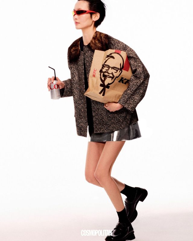 재킷, 스웨터, 미니스커트, 로퍼 모두 가격미정 Prada. 선글라스 72만원 Balenciaga. 양말 에디터 소장품. 