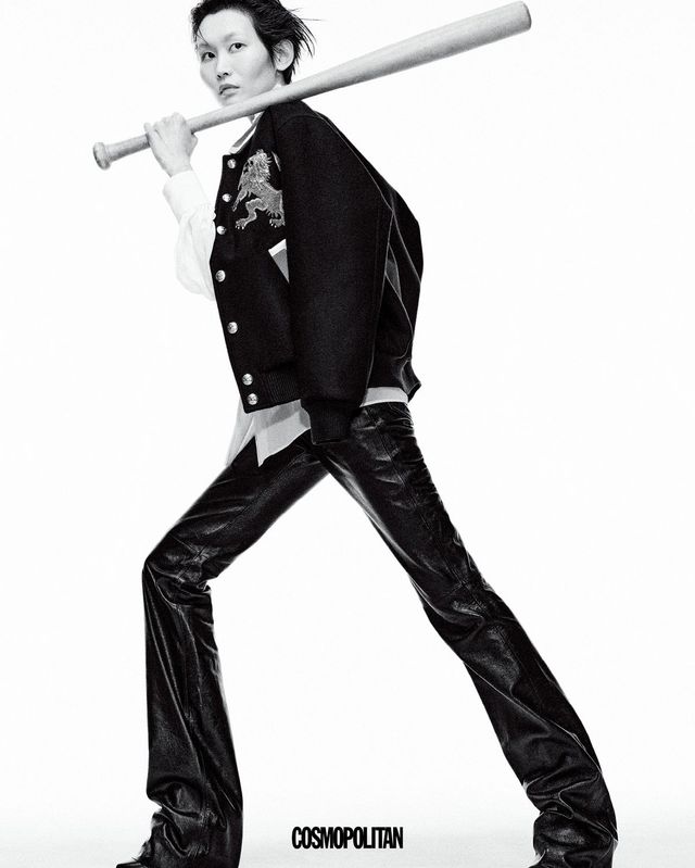 울 재킷 6백90만원 Celine Homme. 블라우스 가격미정 Tom Ford. 레더 팬츠 5백50만원 Celine by Hedi Slimane. 펌프스 가격미정 Louis Vuitton. 