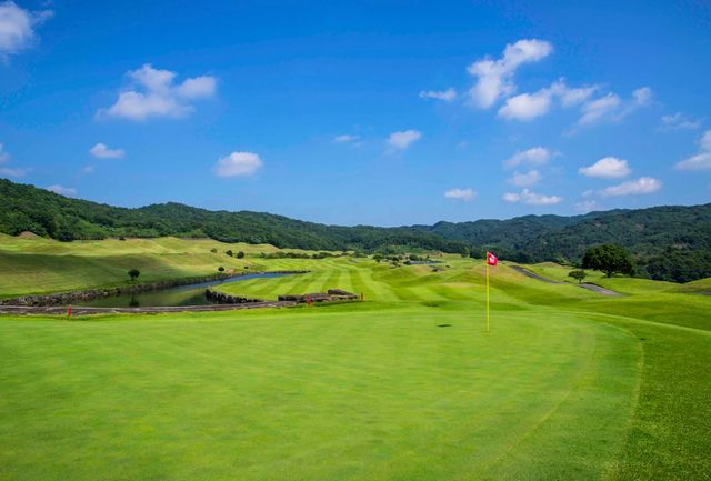 아름다운 자연환경을 누릴 수 있는 신세이잔소 컨트리클럽. 이곳에서 골프를 마친 후에는 스키야키도 놓치지 말 것. 