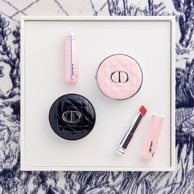 리뉴얼 출시된 디올 어딕트 립 글로우와 새롭게 선보이는 디올 포에버 쿠션 케이스 2종 및 디올 포에버 하이드라 글로우 메쉬 쿠션. 