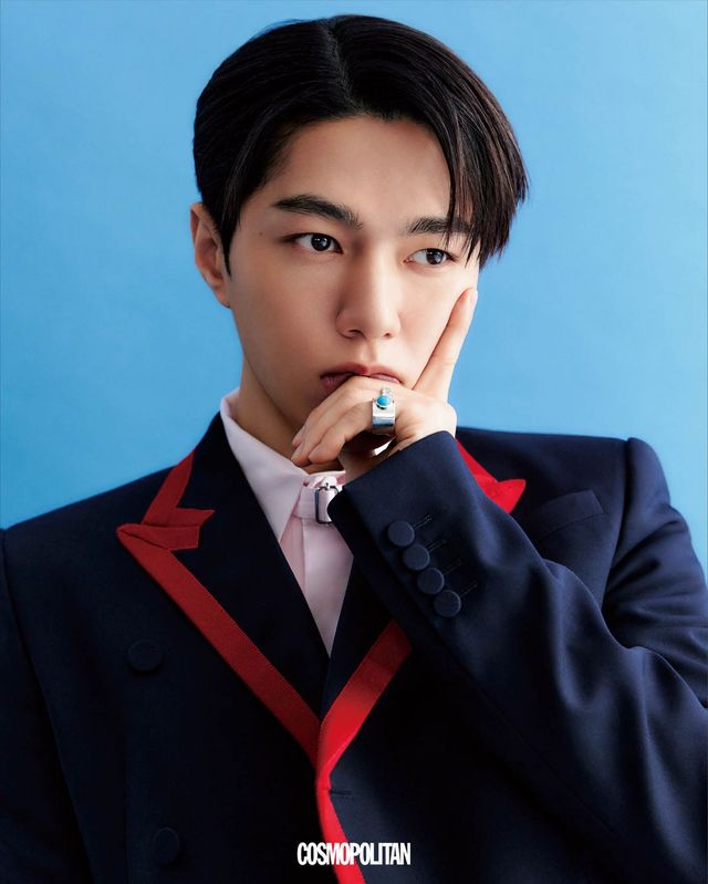 재킷, 셔츠 모두 McQueen. 반지 모두 Tee Ring Jay.