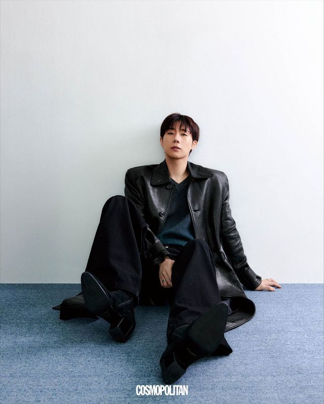 레더 코트 Heonkim. 니트 베스트 Juun. J. 팬츠 Recto. 반지, 슈즈 스타일리스트 소장품.