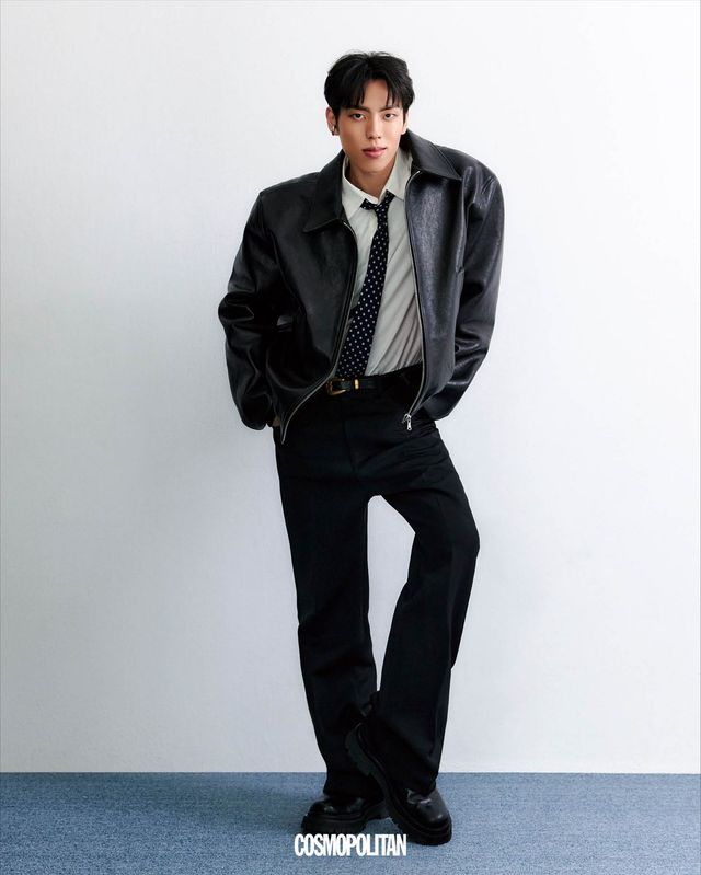 레더 재킷 Recto. 셔츠, 팬츠, 타이, 벨트, 이어 커프, 슈즈 스타일리스트 소장품.