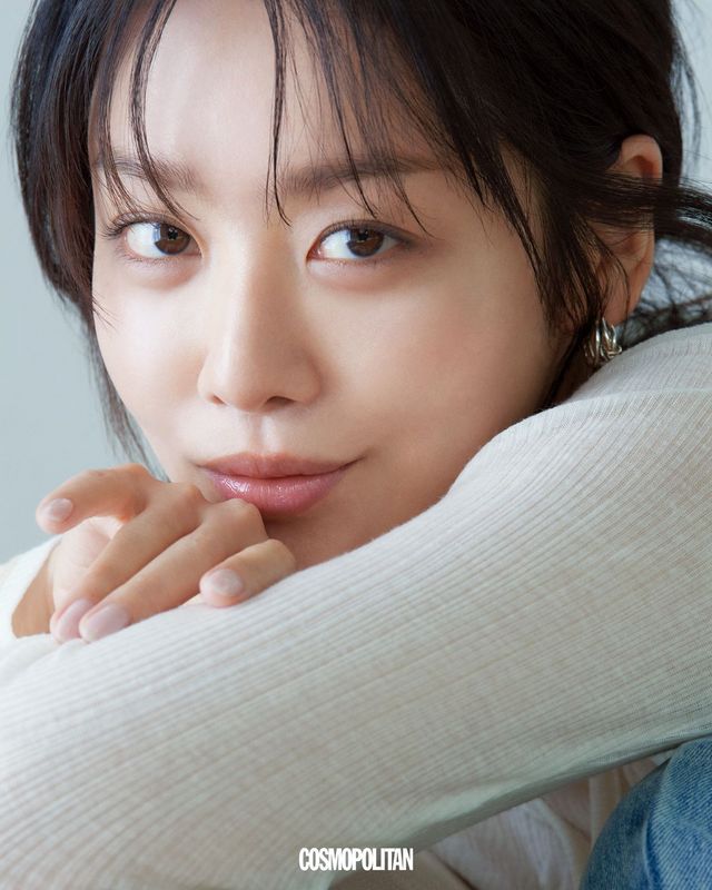 톱 가격미정 Yuthentic. 데님 팬츠 10만9천원 Overdue Flair. 귀고리 16만8천원 Cold Frame.