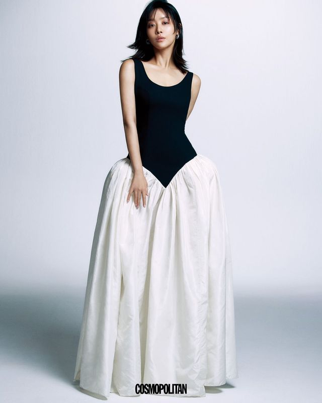 드레스 1천4백93유로 Jinsun. 귀고리 13만4천원 Mzuu.