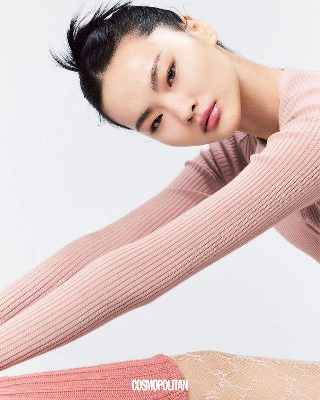 카디건 20만원대, 보디슈트 18만원대, 레그 워머 5만원대 모두 Repetto. 타이츠 스타일리스트 소장품.