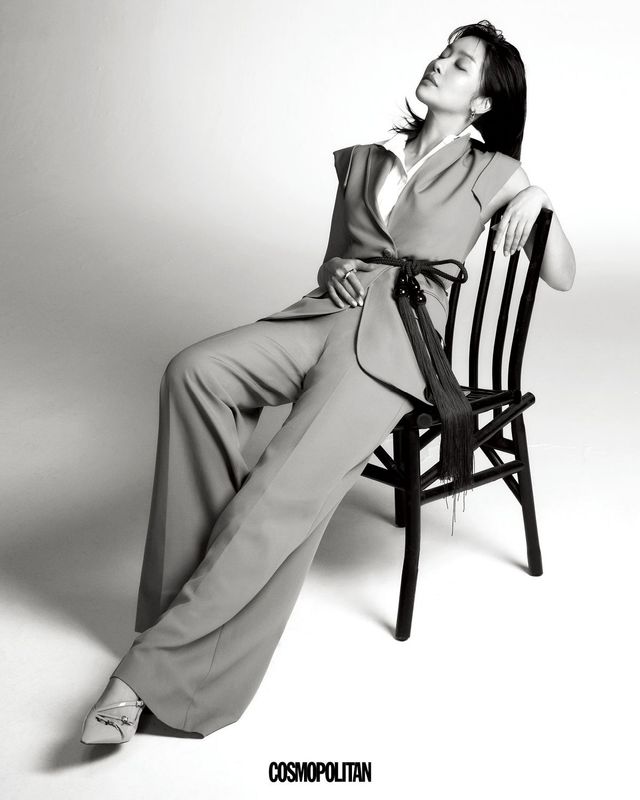 재킷, 셔츠, 팬츠, 벨트 모두 가격미정 Max Mara. 귀고리 15만9천원 Mzuu. 반지 25만원 Joy Gryson. 슈즈 1백73만원 Miu Miu. 