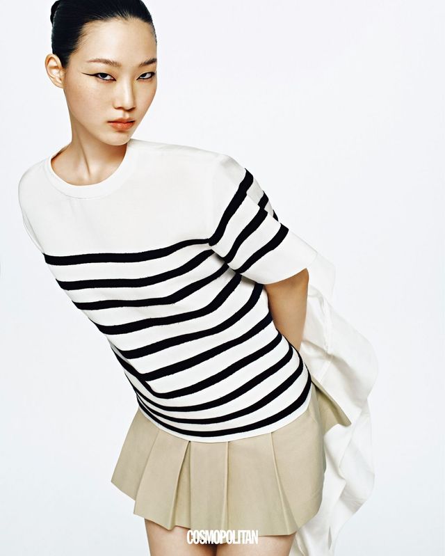 티셔츠 5백35만원 Sacai. 치노 스커트 10만8천원 Grove.