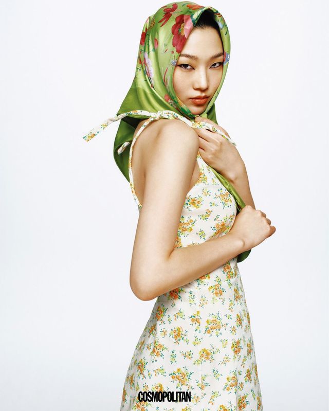 드레스 가격미정 Prada. 스카프 가격미정 Gucci.