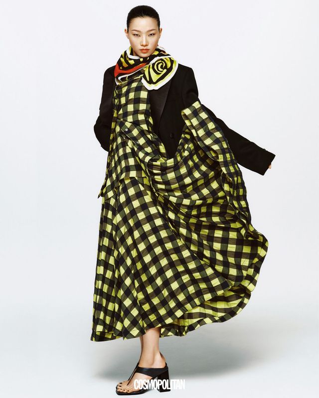 재킷, 셔츠, 드레스, 스카프, 샌들 힐 모두 가격미정 Bottega Veneta.