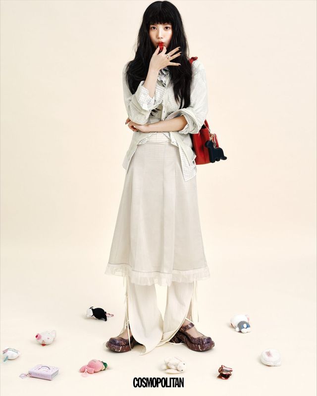 셔츠, 스커트 모두 Maison Margiela. 팬츠 Gayeon Lee. 반지 Paigeflynn. 숄더백 Stand Oil. 슈즈 Lost in Echo. 