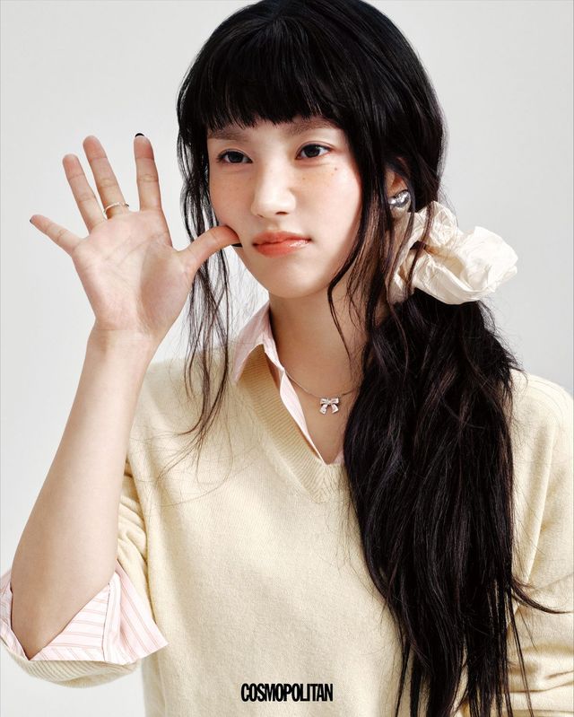 니트 톱 Angelo Bianco. 셔츠 Sinoon. 귀고리 Lotsyou. 목걸이 JYDdM. 헤어 스크런치 스타일리스트 소장품