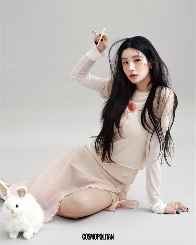 이너 톱 Sunburnproject. 레이어드 톱 Uglyshadow. 스커트 Lost in Echo. 귀고리, 왼손 약지 반지, 오른손 반지 모두 JYDdM. 왼손 검지 반지 Paigeflynn.