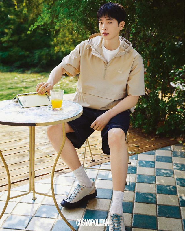 휘게 쿨 후디 15만9천원, 스몰 폴라베어 반팔 티셔츠 6만9천원, 데님 쇼츠 10만9천원, 오딘 스니커즈 18만9천원 모두 Nordisk. 양말 스타일리스트 소장품. 