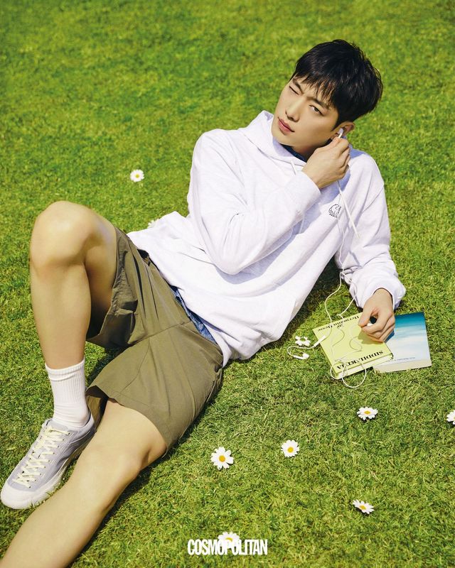 스몰 폴라베어 후디 12만9천원, 포켓 데님 반팔 셔츠 15만9천원, 레이사 캠핑 카고 쇼츠 10만9천원, 오딘 스니커즈 18만9천원 모두 Nordisk. 양말 스타일리스트 소장품.