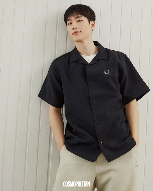 휘게 반팔 셔츠 19만9천원, 스몰 폴라베어 반팔 티셔츠 6만9천원, 휘게 팬츠 19만9천원 모두 Nordisk. 목걸이 스타일리스트 소장품.