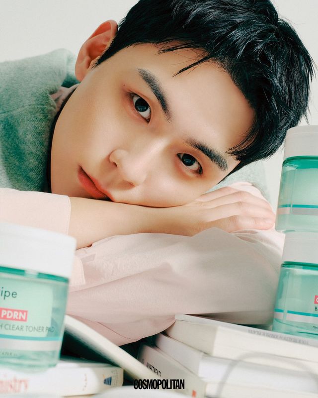 어깨에 걸친 그린 니트 톱 5만9천원 Kiimuir. 셔츠 17만8천원 InstantFunk. 