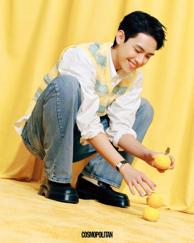 시스루 베스트 가격미정 Our Legacy. 셔츠 13만5천원 Coor. 데님 팬츠 19만8천원 InstantFunk. 시계 3백20만원 Vintage Cartier by Beantique.이너 톱, 로퍼, 양말 스타일리스트 소장품. 