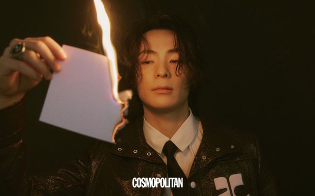 레더 재킷 Courrèges. 셔츠 Heon Kim. 반지 Versace. 타이 스타일리스트 소장품.