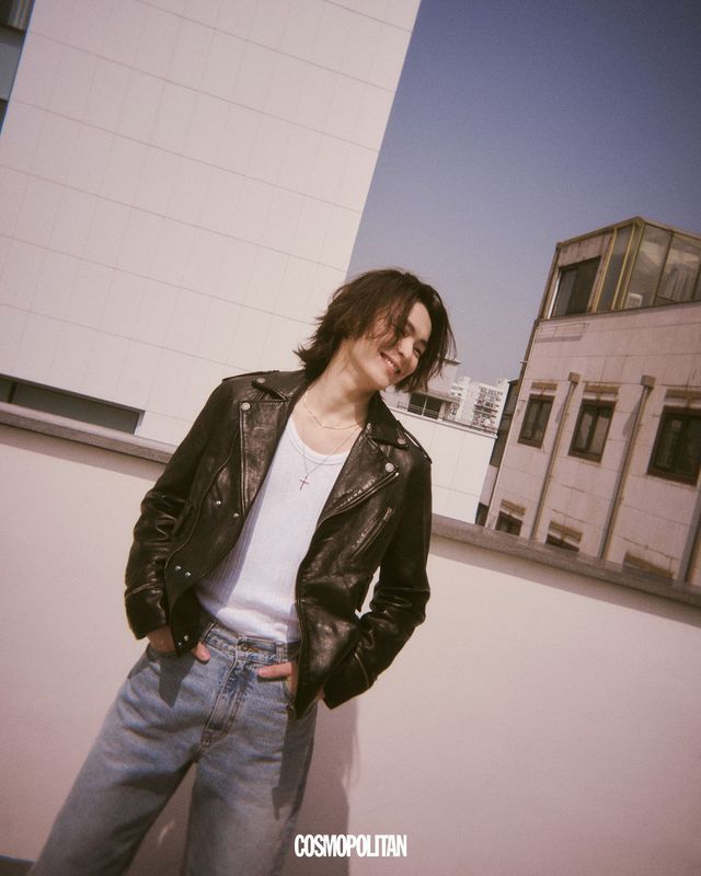 레더 재킷 Golden Goose. 이너 톱 Heute. 데님 팬츠 Tonywack. 목걸이 모두 Process.