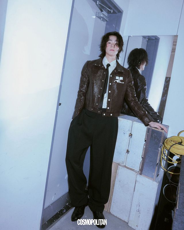 레더 재킷 Courrèges. 셔츠 Heon Kim. 팬츠 Recto. 슈즈 Bottega Veneta. 타이 스타일리스트 소장품.