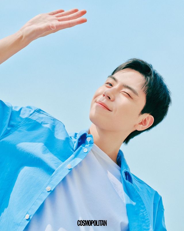  셔츠 27만5천원 Beaker. 티셔츠 6만9천원 Cos.