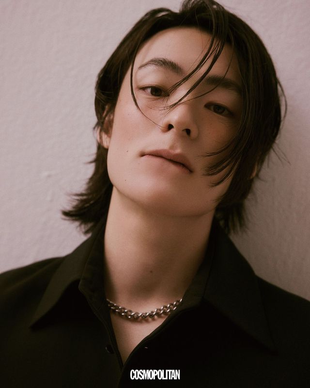 재킷 YCH. 목걸이 Tom Wood.