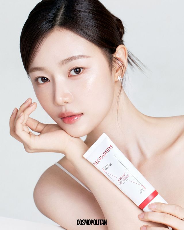 화이트 슬리브리스 드레스 Weird Market. 플라워 모티프 이어링 Jyddm.