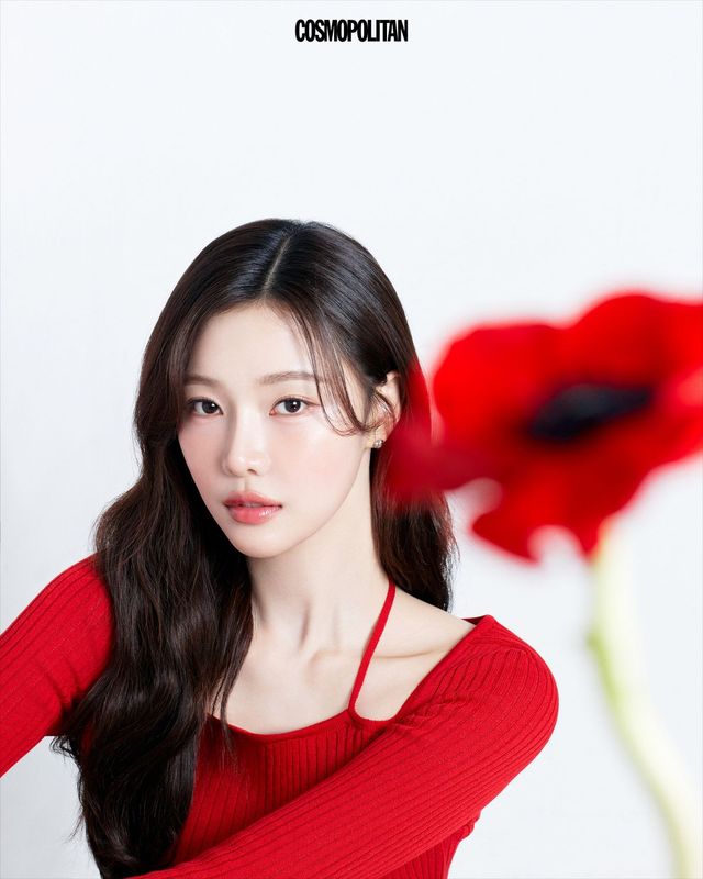 레드 컬러 니트 Michiko London. 하트 모티프 이어링 Jyddm.