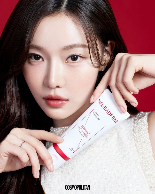 화이트 컬러 트위드 드레스 Self-Portrait. 이어링 Jyddm. 링 스타일리스트 소장품.