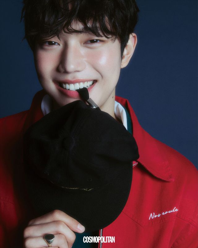 재킷 Nos Couleurs. 피케 셔츠 Loewe. 볼캡 Kime. 반지 스타일리스트 소장품.