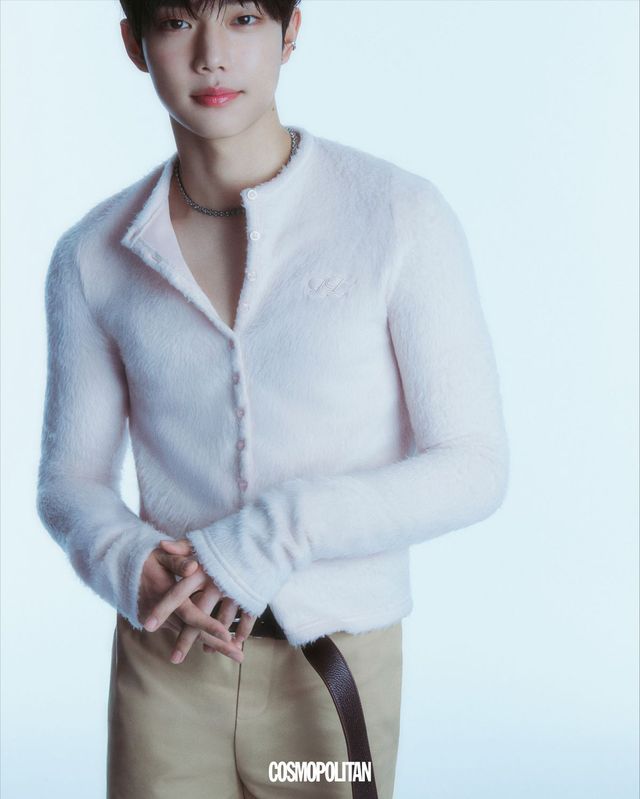 카디건 Labeless. 팬츠, 벨트 모두 Loewe. 목걸이 Swarovski. 반지 Lost in Echo. 이어 커프 스타일리스트 소장품. 