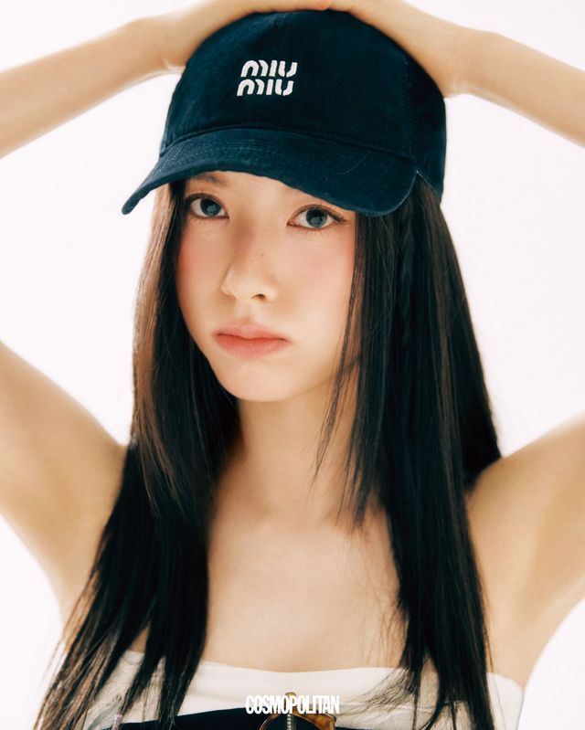 드레스, 가슴에 두른 카디건, 볼캡 모두 Miu Miu.